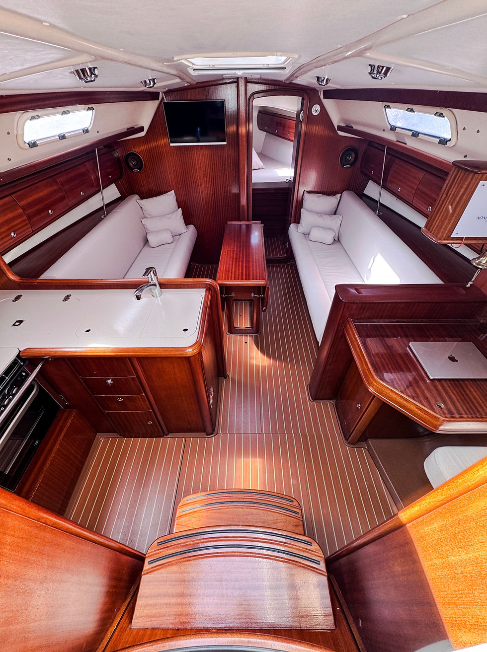 Interior de velero con cabina de madera