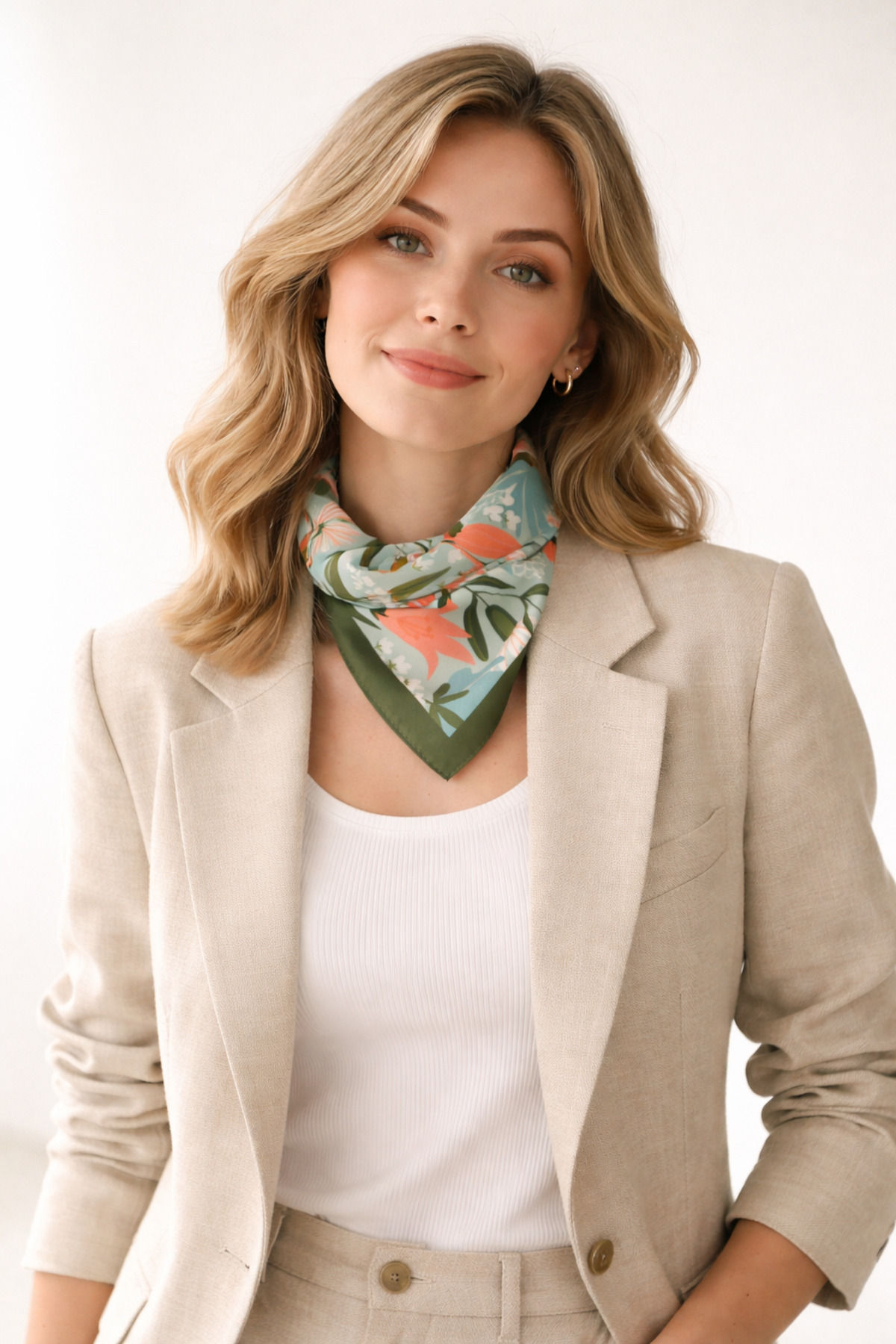Floral Desenli Kare Saten Fular – Soft Spring Bandana