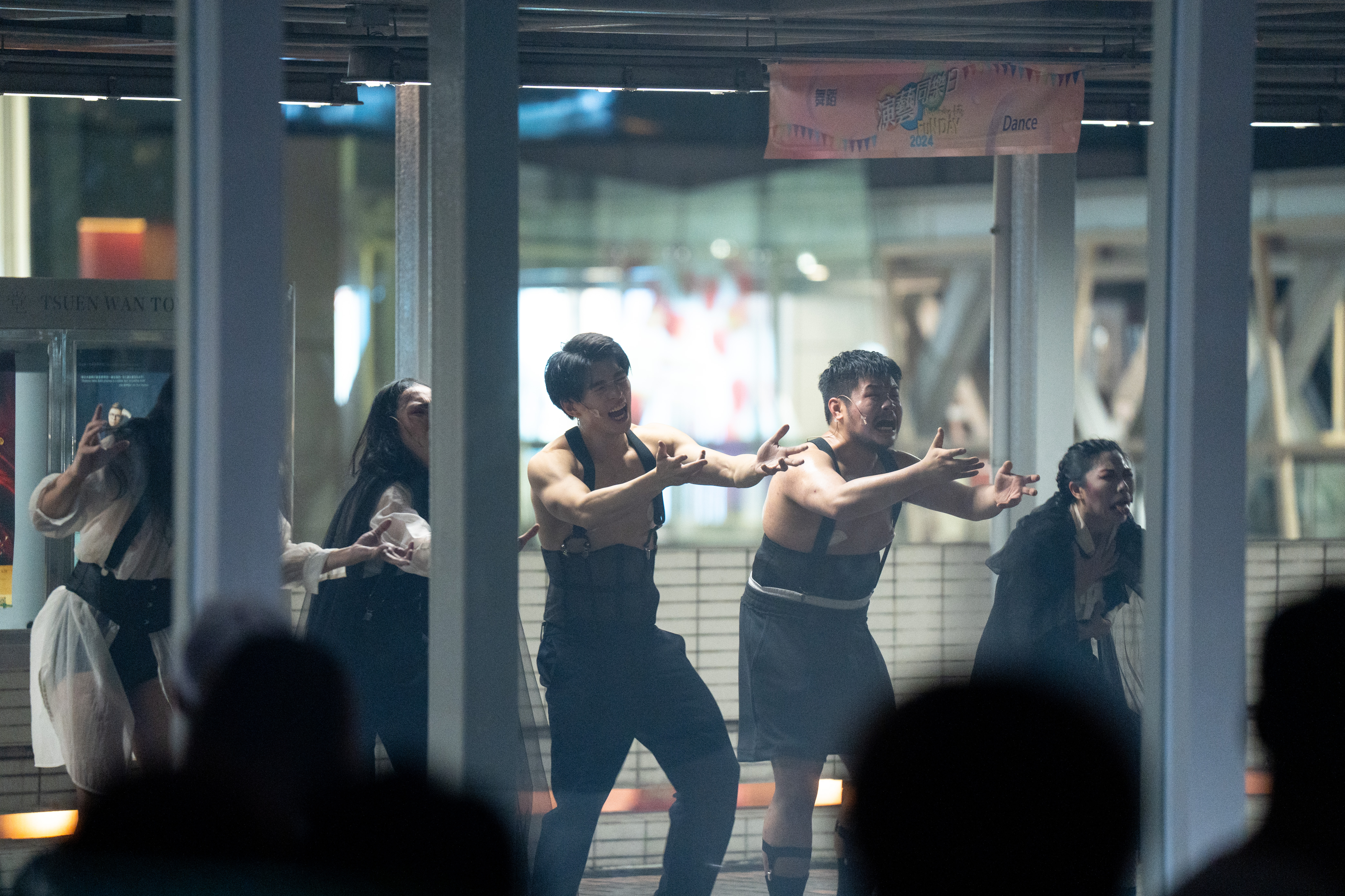 Terrence Leung and ensemble performing 惡之華