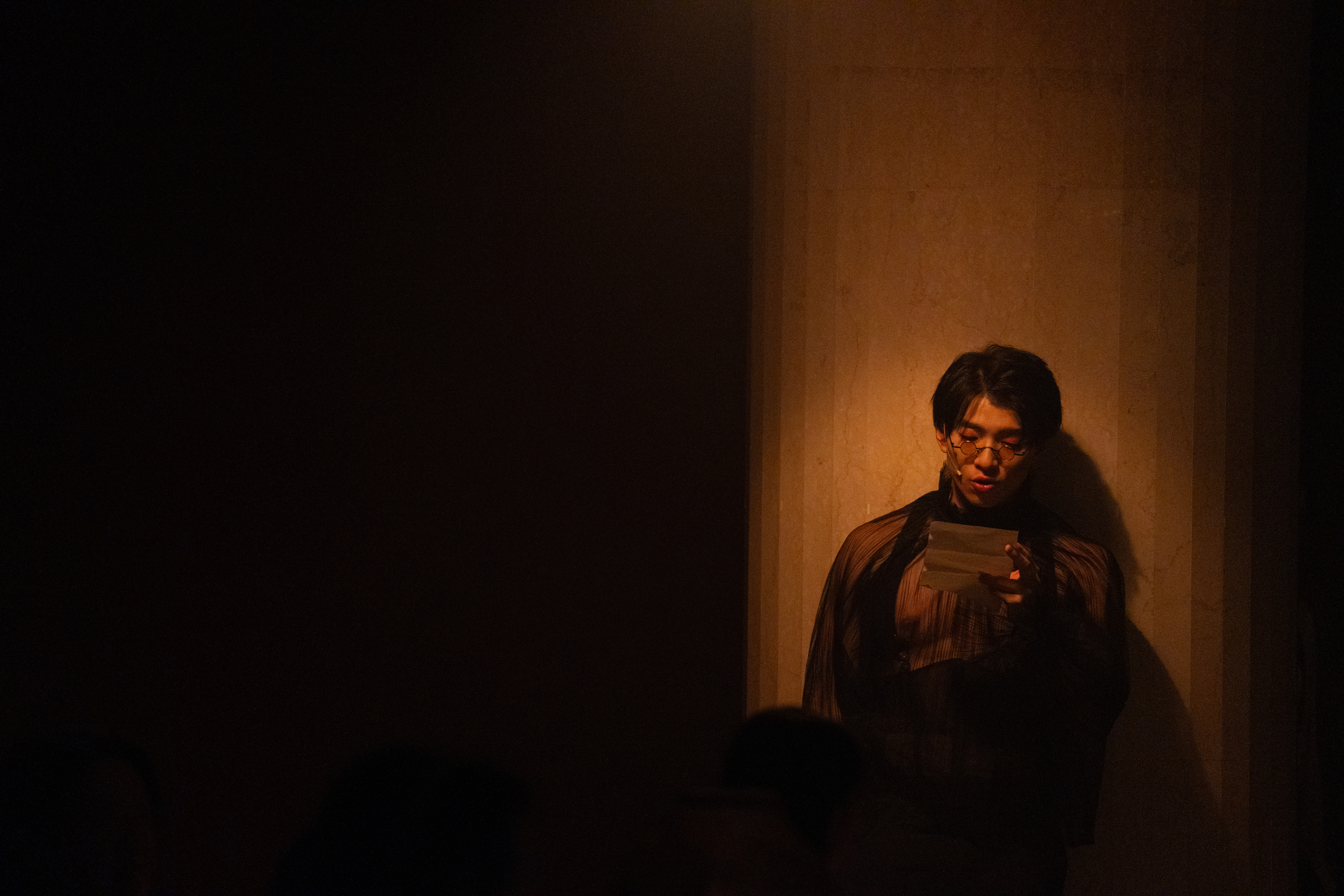 Terrence Leung reading during a performance of 惡之華