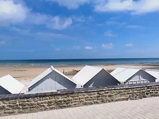 les-cabines-de-plage-blanches-de-saint-aubin-sur-mer-credit-nathalie-papouin-2-1.jpg.webp