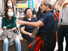 賈西亞在導覽活動中與遊客介紹景點。