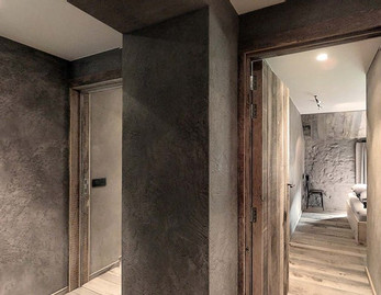 Gang met stenen muur en houten deuren. Natuurlijke materialen en textuur.