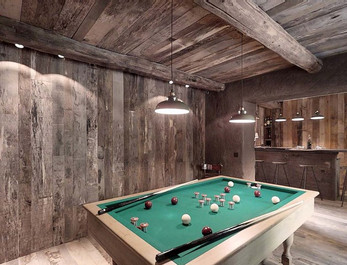 Biljarttafel met ballen en groene bekleding, houten wanden en balken. Deux-Rys binnen.