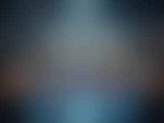 Cineastisches Konzeptbild zum IFRS Strategy Guide 2026: Eine Waage vor einer Skyline und einem lokalen Markt symbolisiert die Diskrepanz zwischen offiziellem Wechselkurs und ökonomischer Realität (IAS 21). Im Vordergrund ein digitales Display mit der Aufschrift „BALANCE SHEET LIE“ und Formeln zur Estimated Spot Rate (ESR).