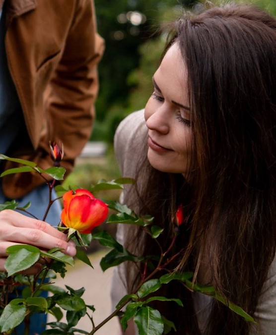 Aleksandra Strugalska embodying feminine presence and peace, and connecting with self through stillness and breath