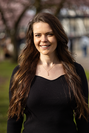 Portrait of Dr. Aleksandra Strugalska, pelvic floor therapist and coach based in Portland, Oregon