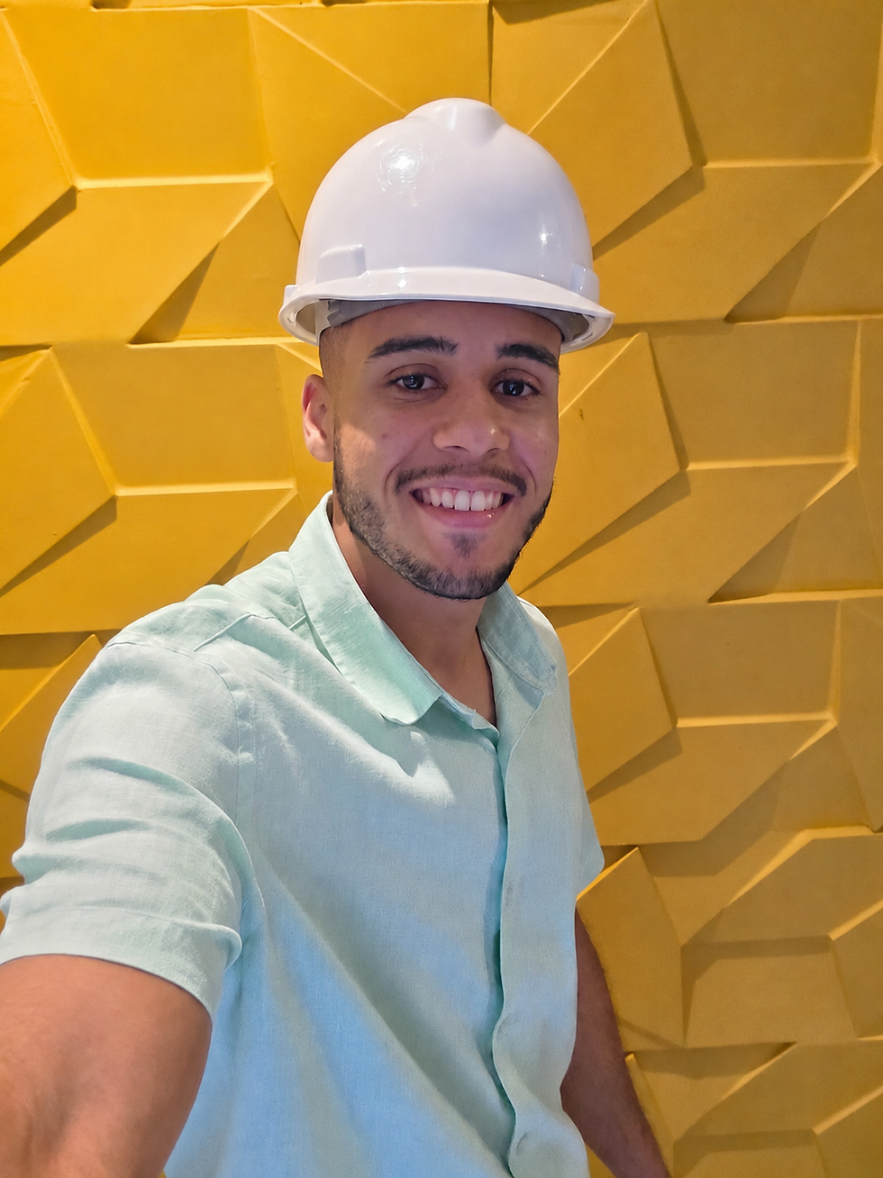 Profissional de serviços de engenharia mecânica de capacete branco.