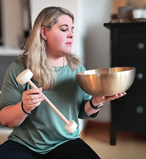 Andrea mit Klangschale