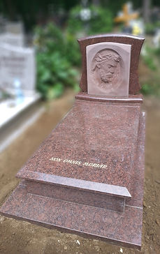 nagrobek granitowy vanga z rzezba