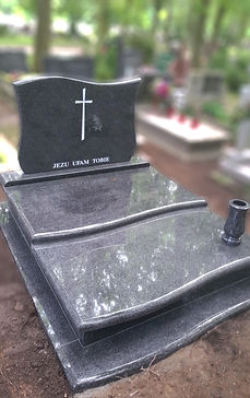 nagrobek granitowy rodzinny z wazonem