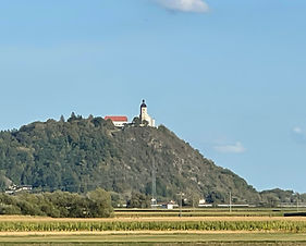 Bogenberg mit Wallfahrtskirche, Panoramablick und Biergarten nahe Résidence Blanc Suites in Rain bei Straubing