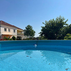 Pool und Garten der Résidence Blanc Suites in Rain