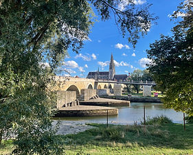 Steinerne Brücke in Regensburg mit Blick auf die historische Altstadt und Donau