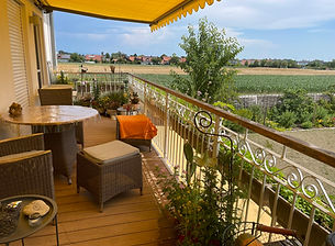 Balkon mit Gartenblick der Résidence Blanc Suites in Rain bei Straubing