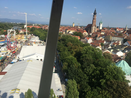 Gäubodenvolksfest Straubing mit Blick über die Festwiese und Straubinger Altstadt