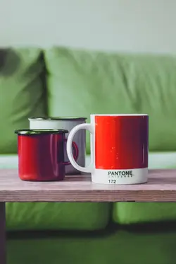 Rote Kaffeetassen