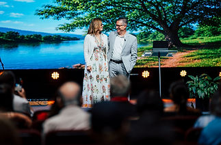 elim-pareja-escenario.jpg