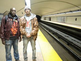 跳下地铁轨道救人,完全出于本能