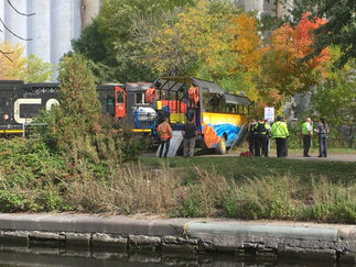 蒙特利尔老港,速度仅15公里/小时,火车撞上了水陆两用巴士车,还有人受伤