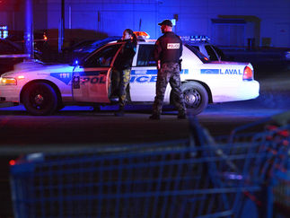 有话不好好说,沃尔玛门前一家三口被刺