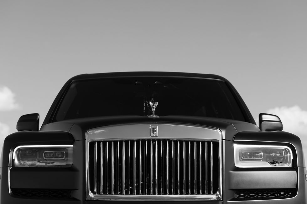 Black and White Rolls Royce Cullinan Front Picture Close Up Spirit of Ecstasy