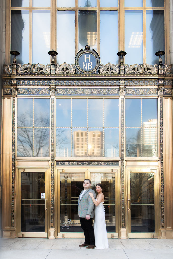 Un couple pose devant le bâtiment de la Huntington Bank.