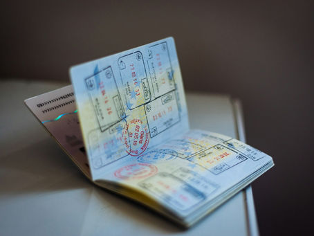 带有国际出入境盖章的美国护照