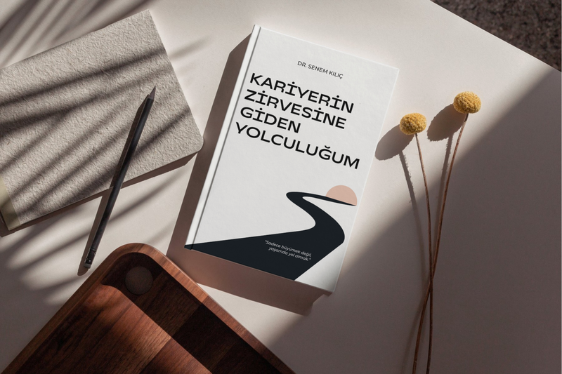 Kariyerin Zirvesine Giden Yolculuğum

50 Kural ile Kariyer Yolculuğu: Online Eğitim Serisi + Kariyer Kampı

Günümüz iş dünyasında kariyer yolculuğu, yalnızca teknik bilgiyle değil; vizyon, beceri, kişisel marka ve doğru seçimlerle şekilleniyor. İşte tam da bu nedenle, “50 Kural ile Kariyer Yolculuğu” programını tasarladık.

Kasım ayında başlayıp Mayıs sonunda tamamlanacak bu 28 haftalık online eğitim serisi, seni adım adım kendi kariyer yolunun mimarı olmaya hazırlayacak. Program; kariyer planlama, beceri geliştirme, mülakat ve müzakere teknikleri, liderlik, kişisel marka ve iş-yaşam dengesi gibi kritik başlıkları kapsıyor.

Programın sonunda ise katılımcılarımızı, öğrenilenleri pekiştirmek ve güçlü bir network oluşturmak üzere özel bir fiziksel Kariyer Kampı bekliyor.

Programda Neler Var?
•	28 online buluşma (haftada 1, 2–3 saat)
•	Her buluşmada 3 aşamalı deneyim: bilgi – uygulama – ödev
•	Gerçek hayat örnekleri
•	Finalde 2–3 günlük fiziksel kamp