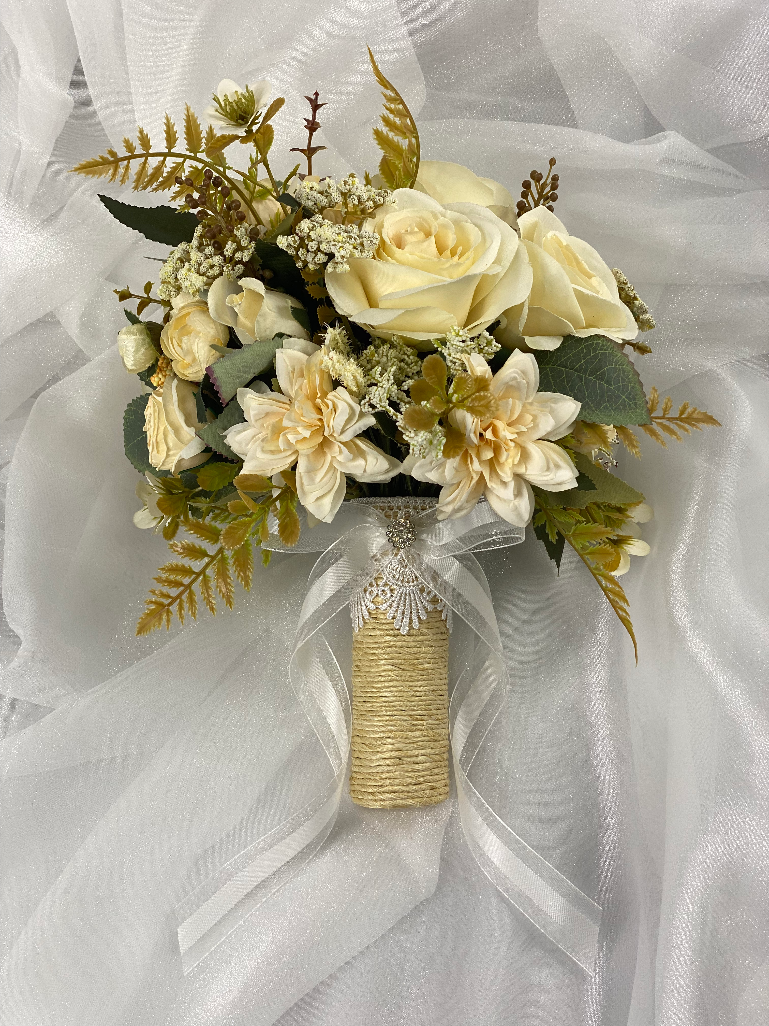 Buque Rosas Brancas Off-White Orquideas Off-White