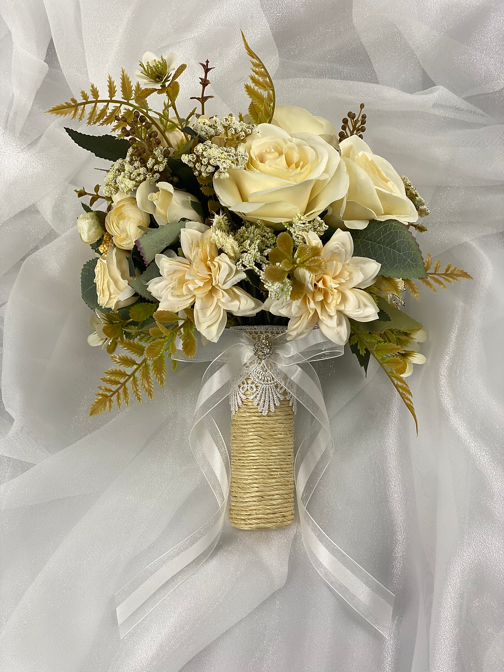 Buque Rosas Brancas Off-White Orquideas Off-White