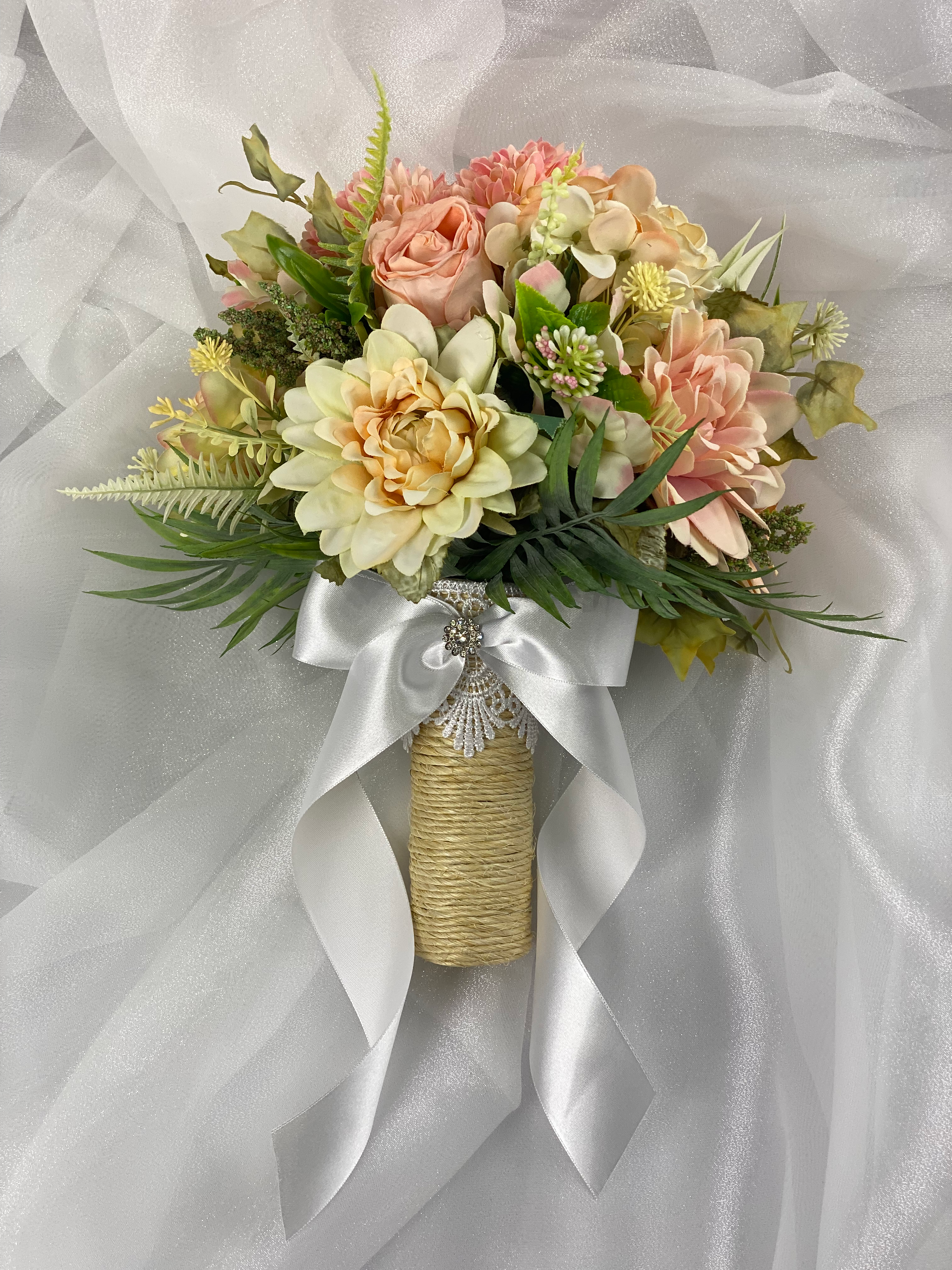 Buque Dalias Creme Pessego Rosa Cha Hortensia Off White Folhagem Variadas