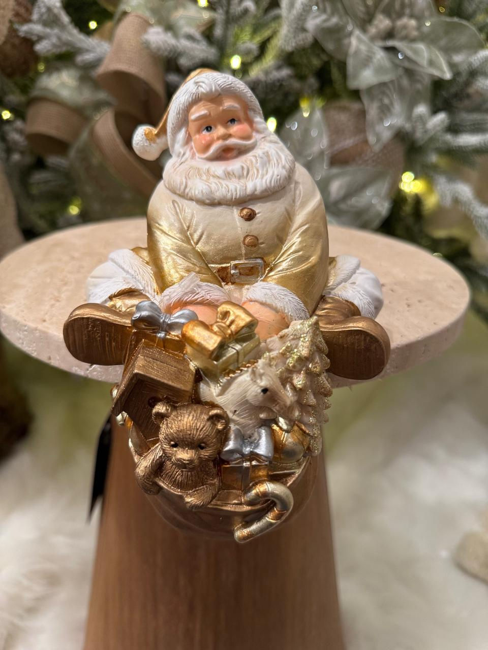 PAPAI NOEL C/PRESENTES RESINA (DOURADO/BRANCO) - 1 UN