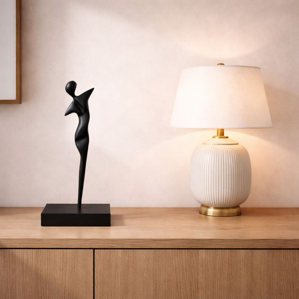 ESCULTURA MULHER EM PE (PRETO) - 1UN