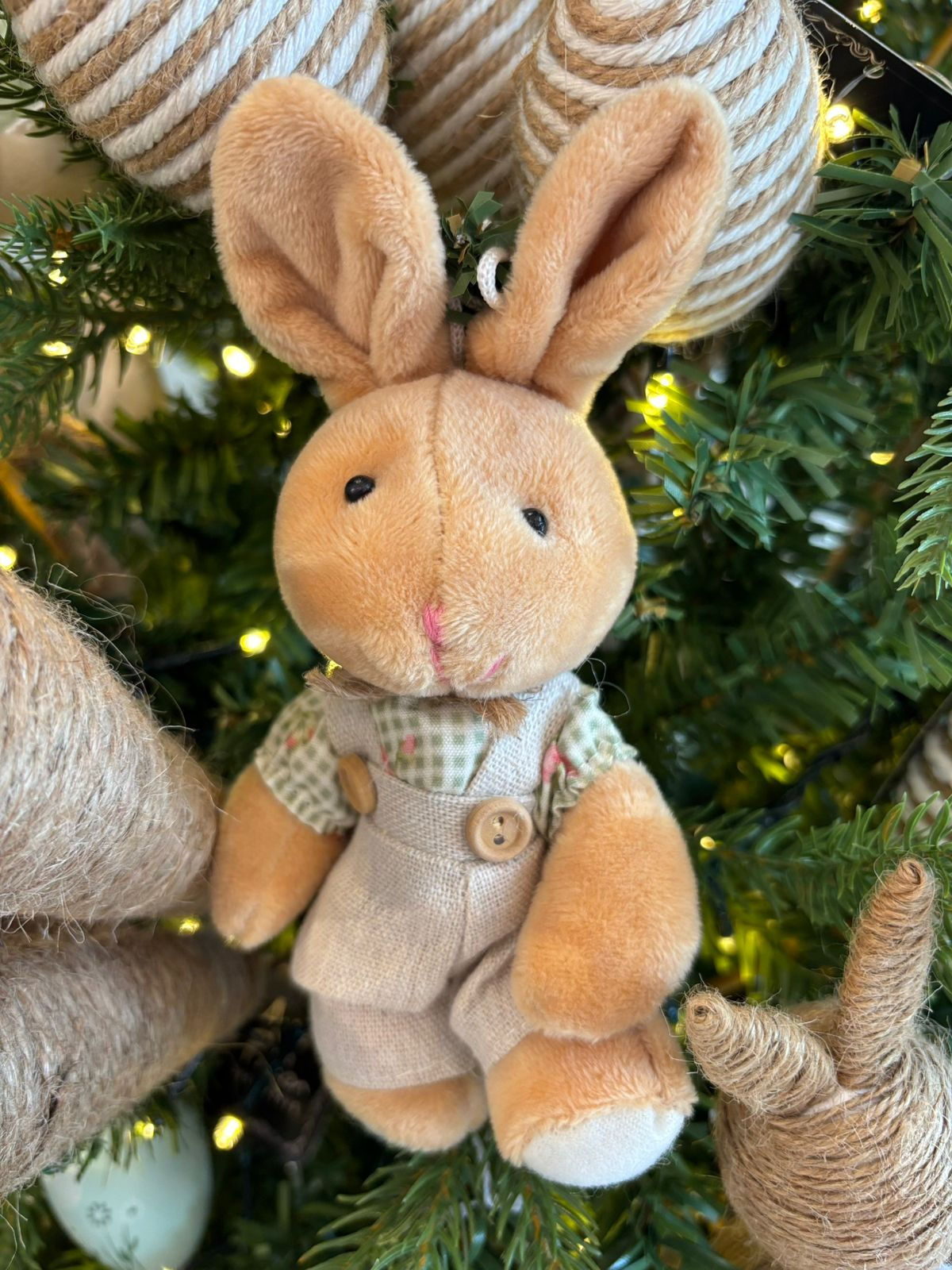 COELHO PELUCIA PENDURAR (BEGE/VERDE) - 1UN