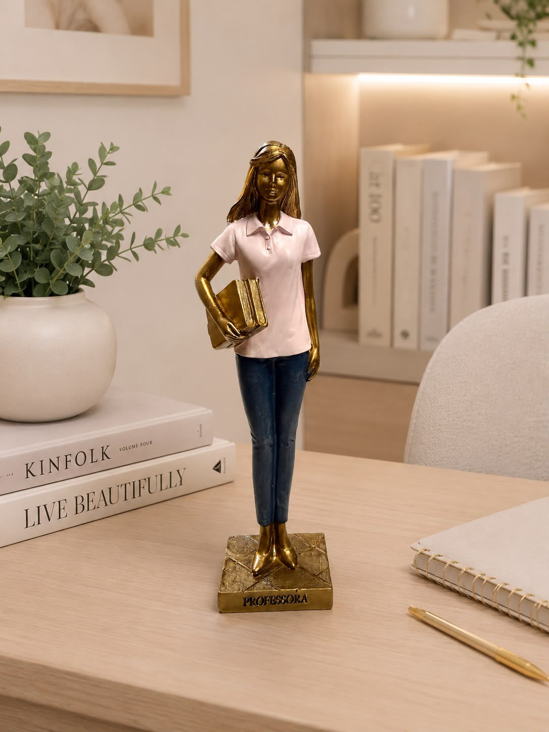 ESCULTURA PROFESSORA RESINA (DOURADO/ROSA/AZUL) - 1UN