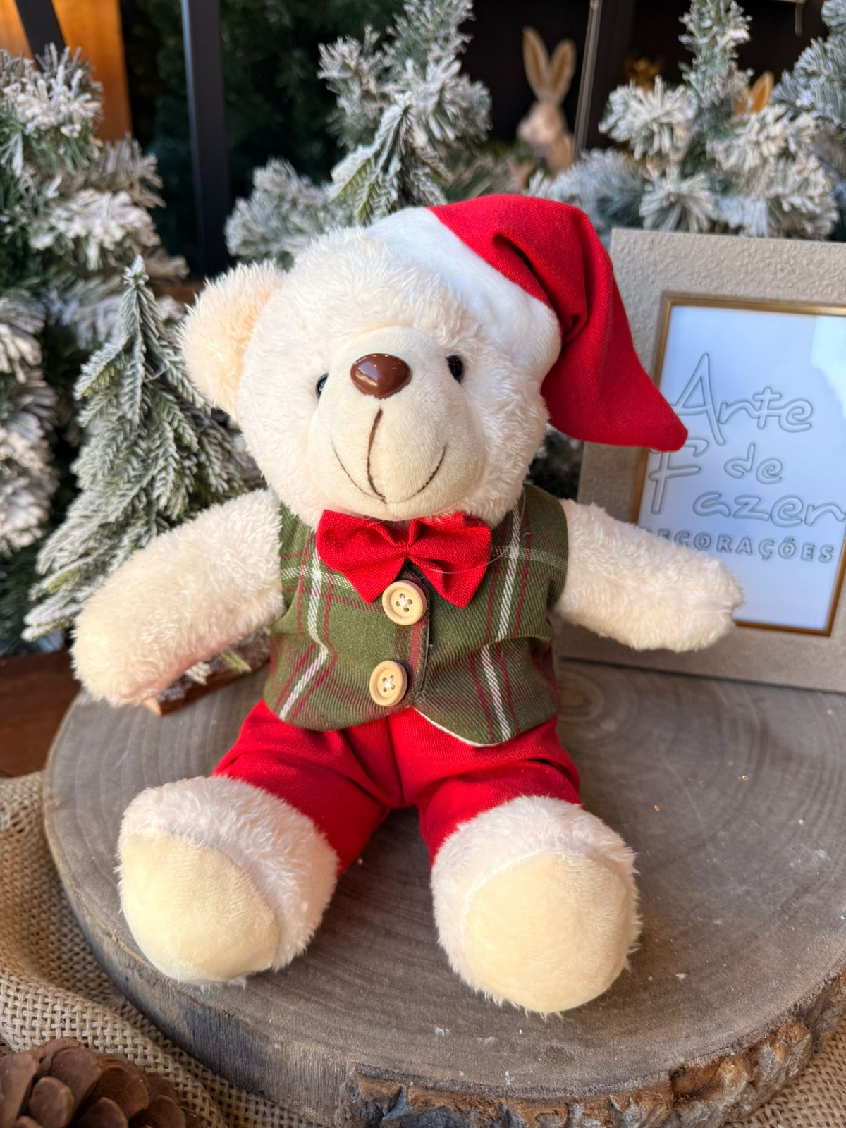 URSO SENTADO COLETE XADREZ (VERDE VERMELHO) 22cm - 1UN
