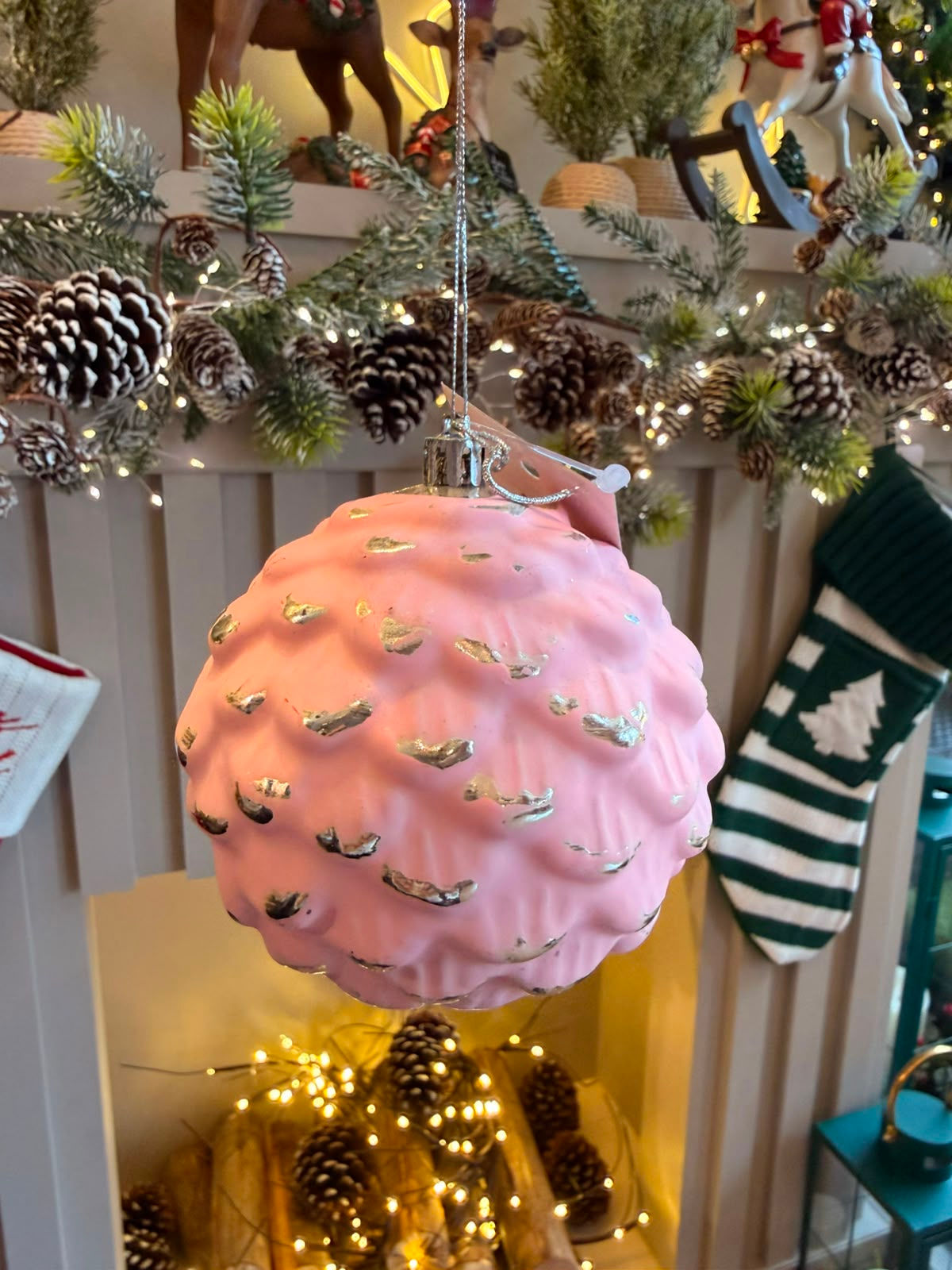 BOLA PINHA NATAL 10CM TRABALHADA (ROSA) -1UN