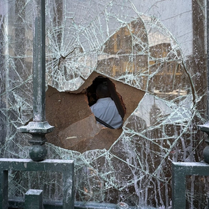 Asamblea de Barrios causa destrozos e intenta dar 'portazo' en el Congreso de CDMX