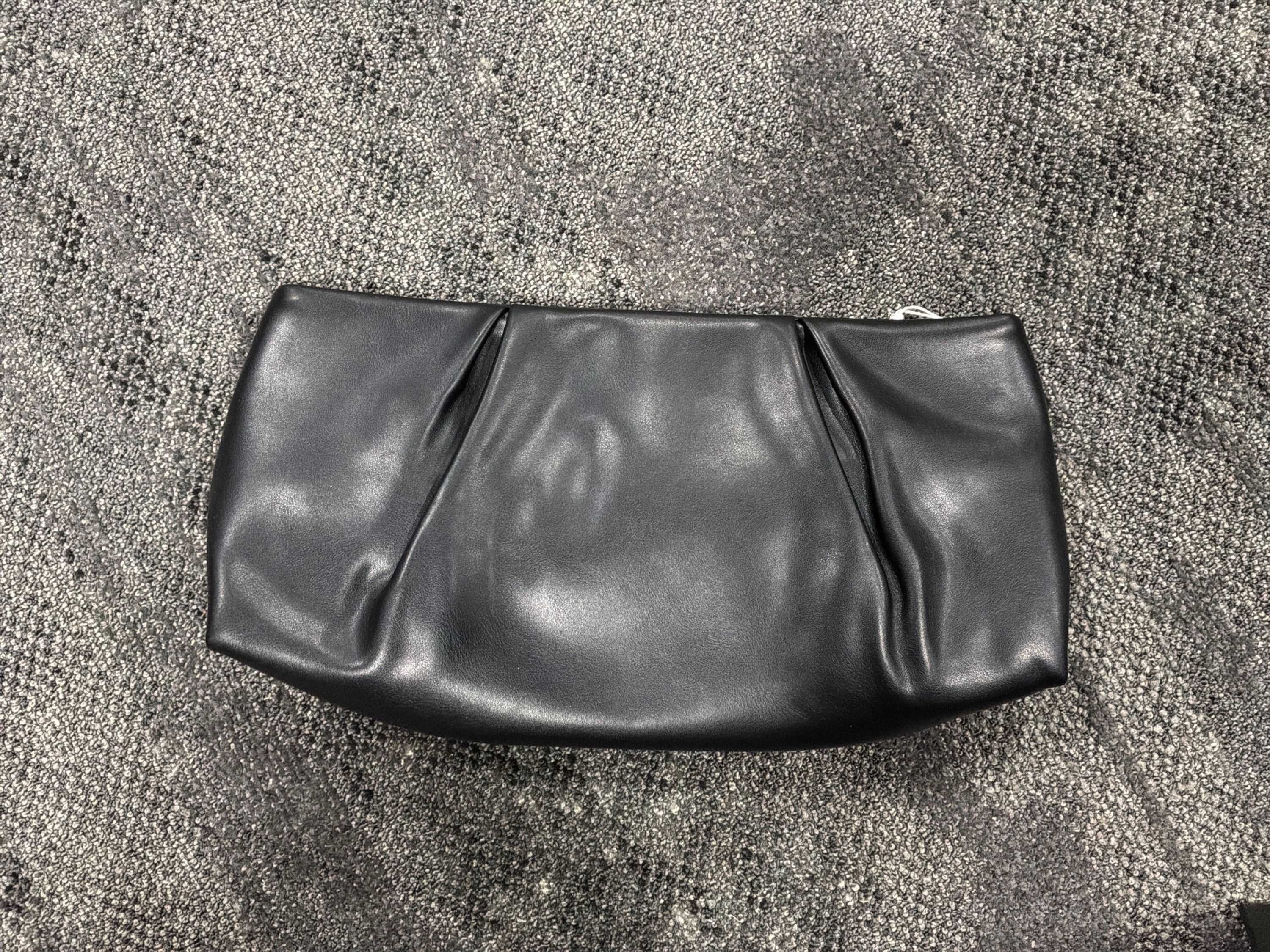 028 Black Clutch