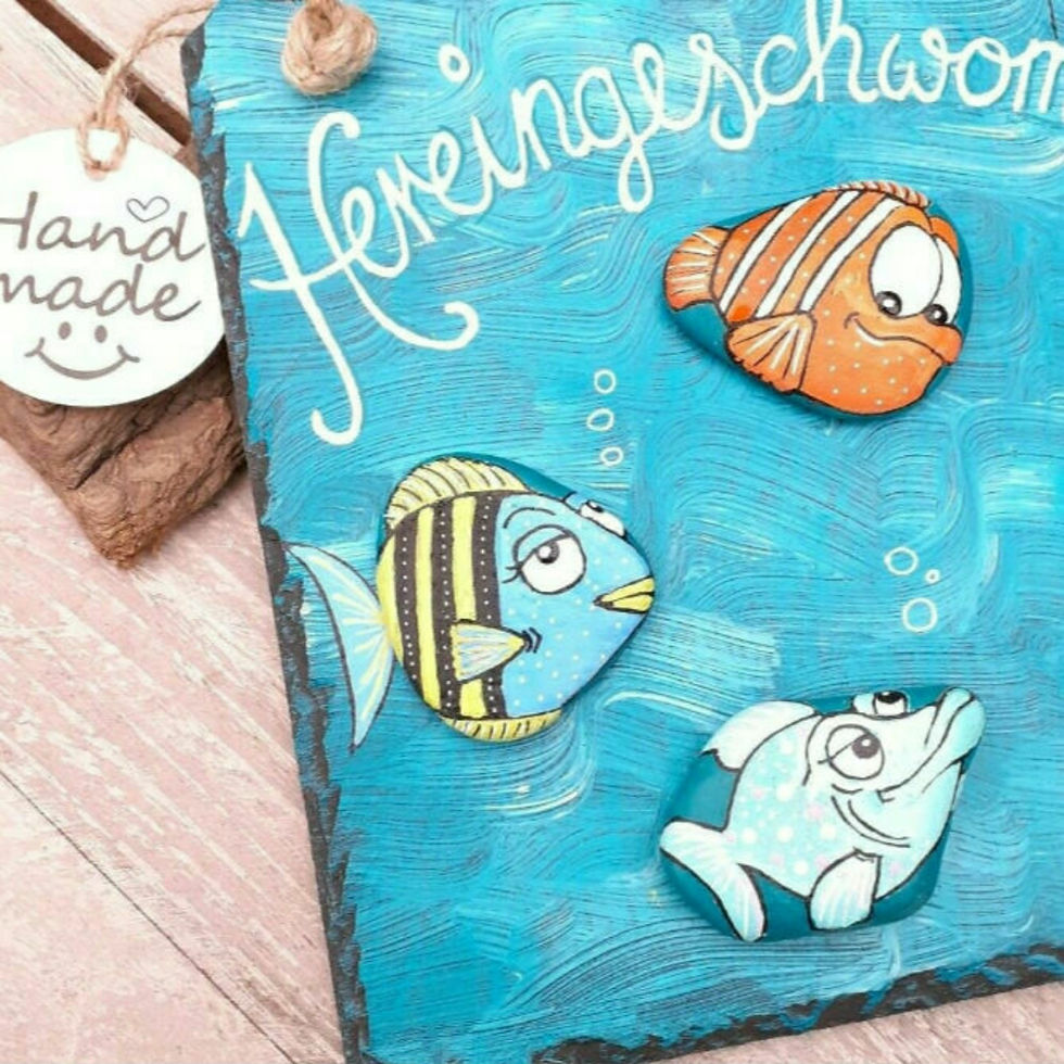 Miniaturbild: Türschild, Hereingeschwommen, Fische auf Stein gemalt
