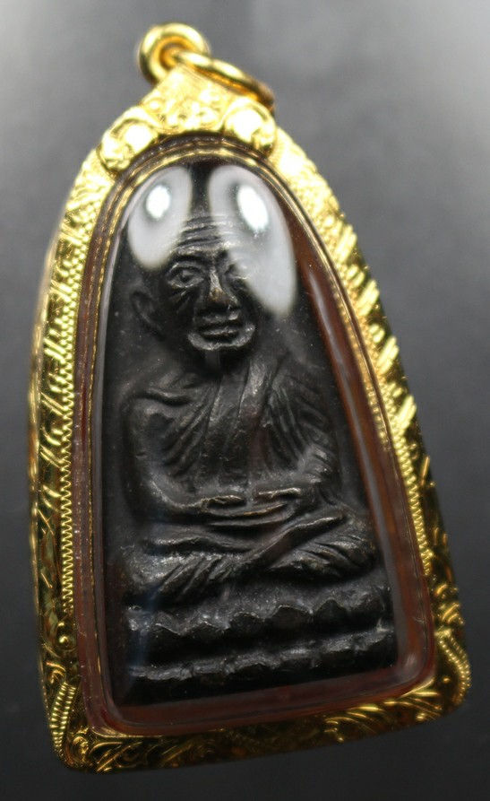 Thumbnail: หลวงปู่ทวด หลังหนังสือ ว.ดำๆ เส้นคมๆ