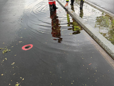 Elementarereignis, in Frauenfeld, Burgerholzstrasse, Zwei Schächte auf der Strasse überlaufen, das Wasser fliesst schon auf den Gehsteig,