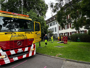 Verkehrsregelung, in Frauenfeld, Zürcherstrasse, Umleitung Bereich Regierungsgebäude nach Selbstunfall, 