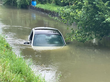 Oelwehr, in Frauenfeld, Walzmühlestrasse, VU, PW im Walzmühlekanal im Wasser, keine Personen im Fz,