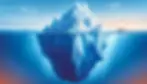 Ilustração de um iceberg com a maior parte submersa, simbolizando as competências de inteligência emocional fundamentais para o sucesso profissional ocultas sob a superfície, com a ponta representando as realizações visíveis em um ambiente de calma e profundidade.