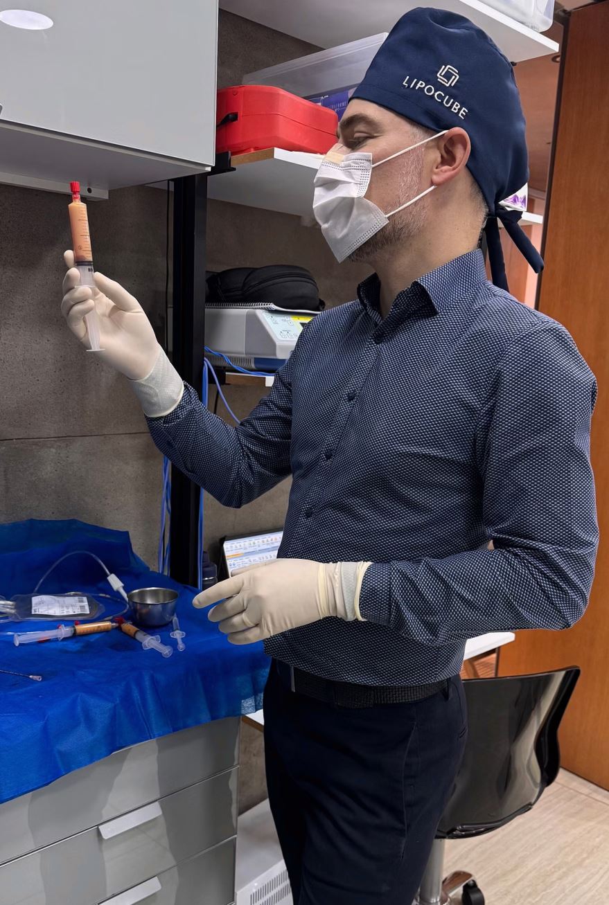 Dr. Orlando Morais realizando procedimento Fat4Beauty com Lipocube — Clínica Avallon Brasília