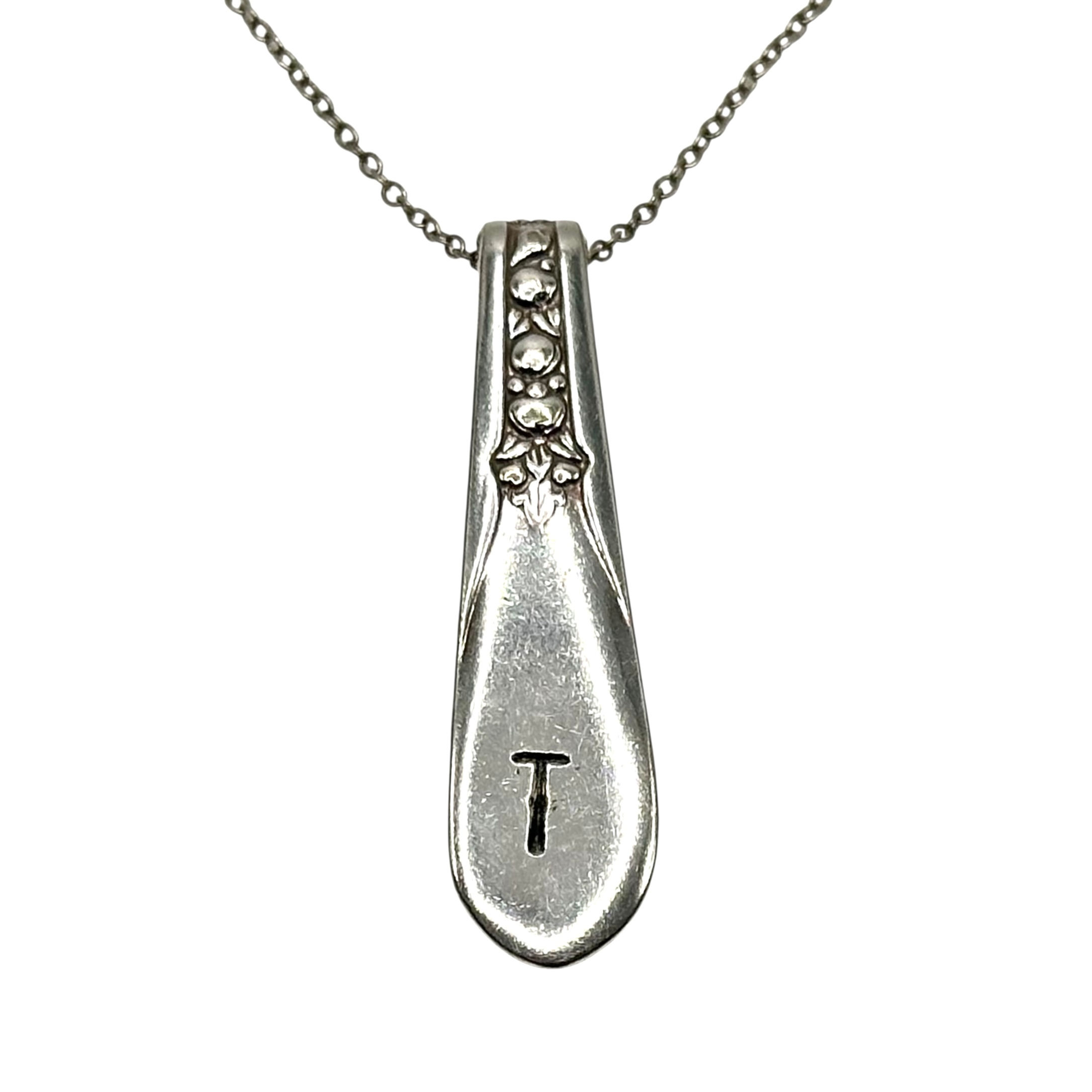 (T) Monogrammed necklace.