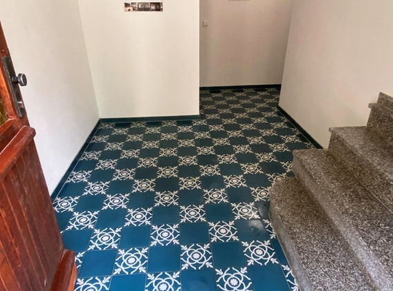 Hausflur mit blauen Fliesen