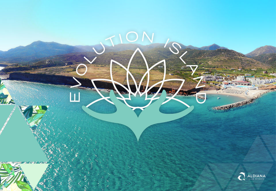 Großes Evolution Island Logo ( Zwei Hände halten eine Lotusblume, darüber kreisrund der Schriftzug), auf einem Küstenbild von Kreta. Man sieht eine Hügellandschaft, Hotelanlage, Strand und türkises Meer. Sowie einige rauten als Designelement.
